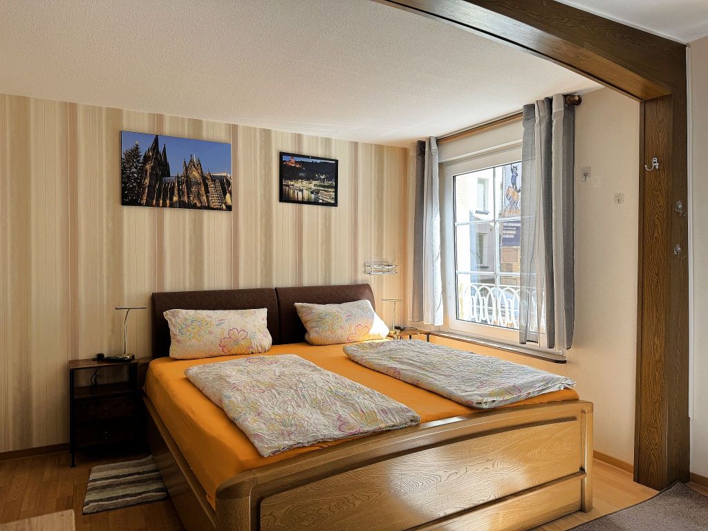 Schlafzimmer mit Doppelbett