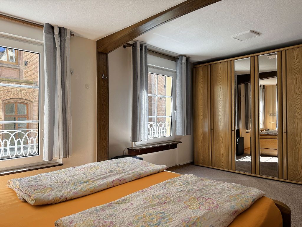 Schlafzimmer mit Kleiderschrank