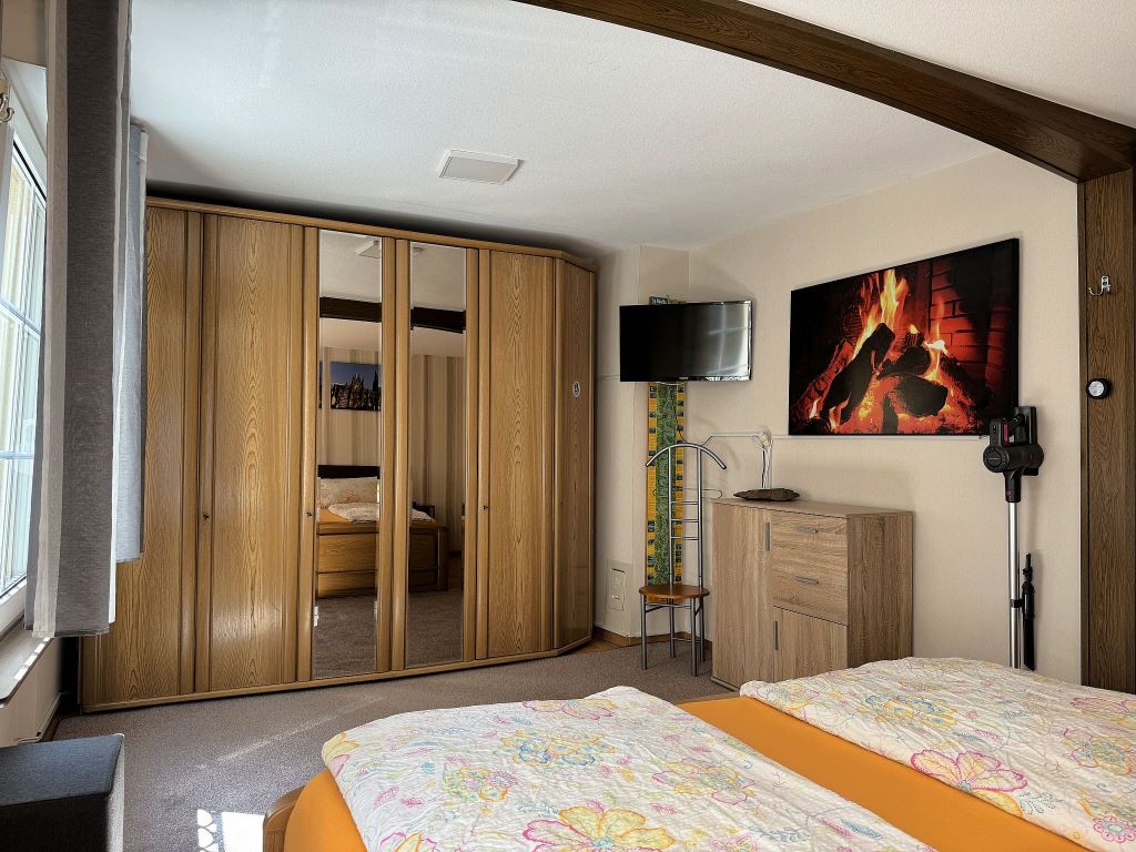 Schlafzimmer mit Kommode