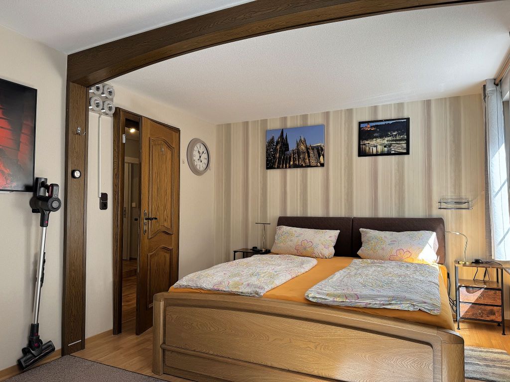 Schlafzimmer mit Staubsauger