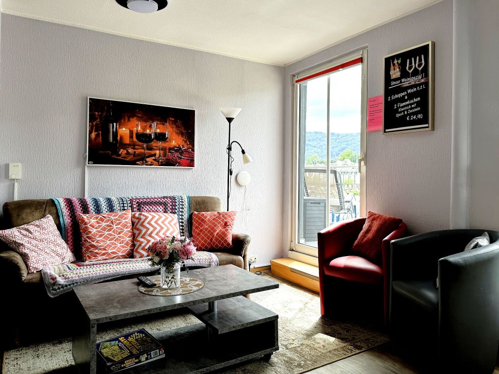 Gemütliches Wohnzimmer mit Moselblick und Ausgang zur Terrasse