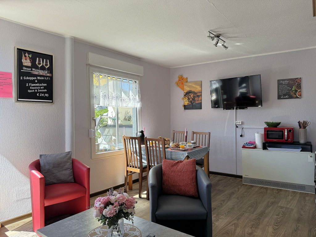 Wohnzimmer mit Sitzecke und Essbereich