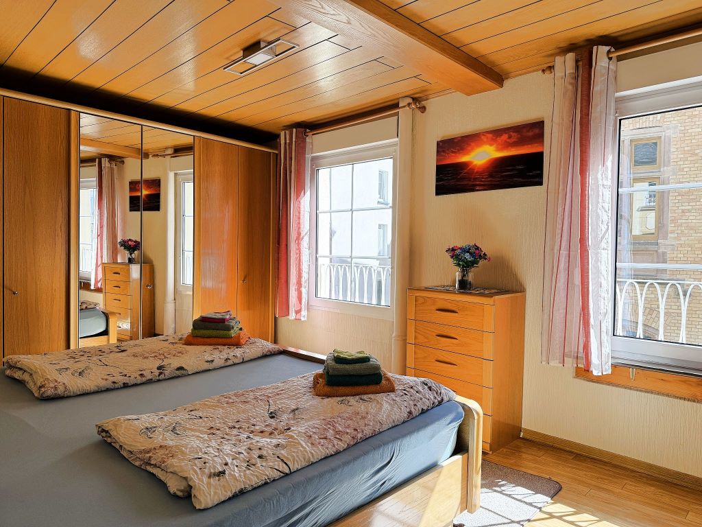 Schlafzimmer 1 mit Kleiderschrank