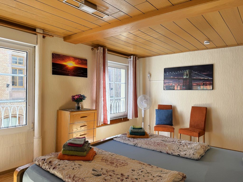 Schlafzimmer 1 mit Morgensonne