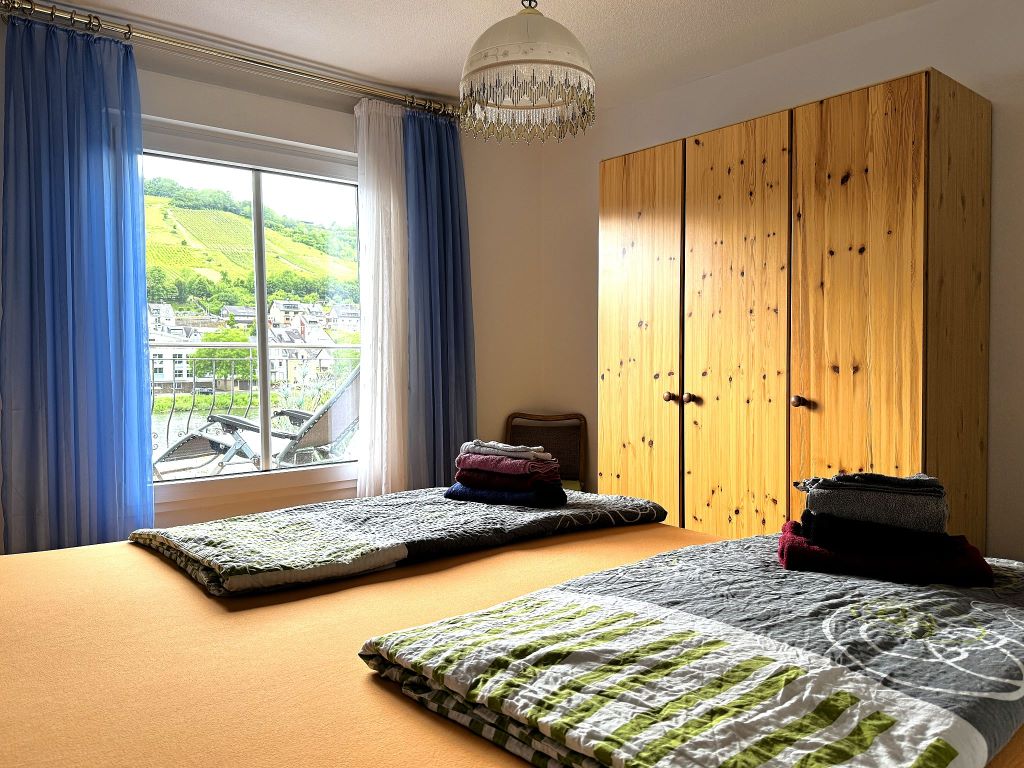 Schlafzimmer 2 mit Kleiderschrank