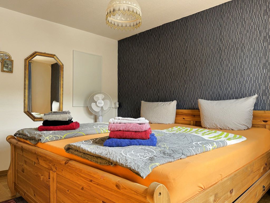 Schlafzimmer 2 mit Spiegel