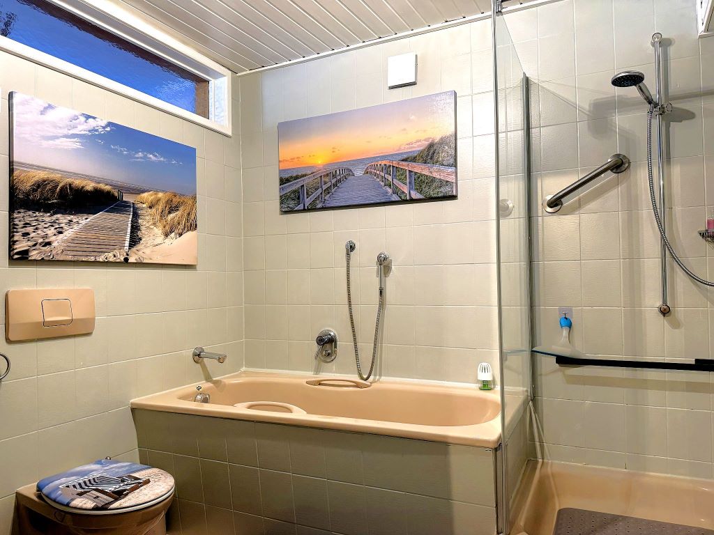 Großes Bad mit Wanne und Dusche