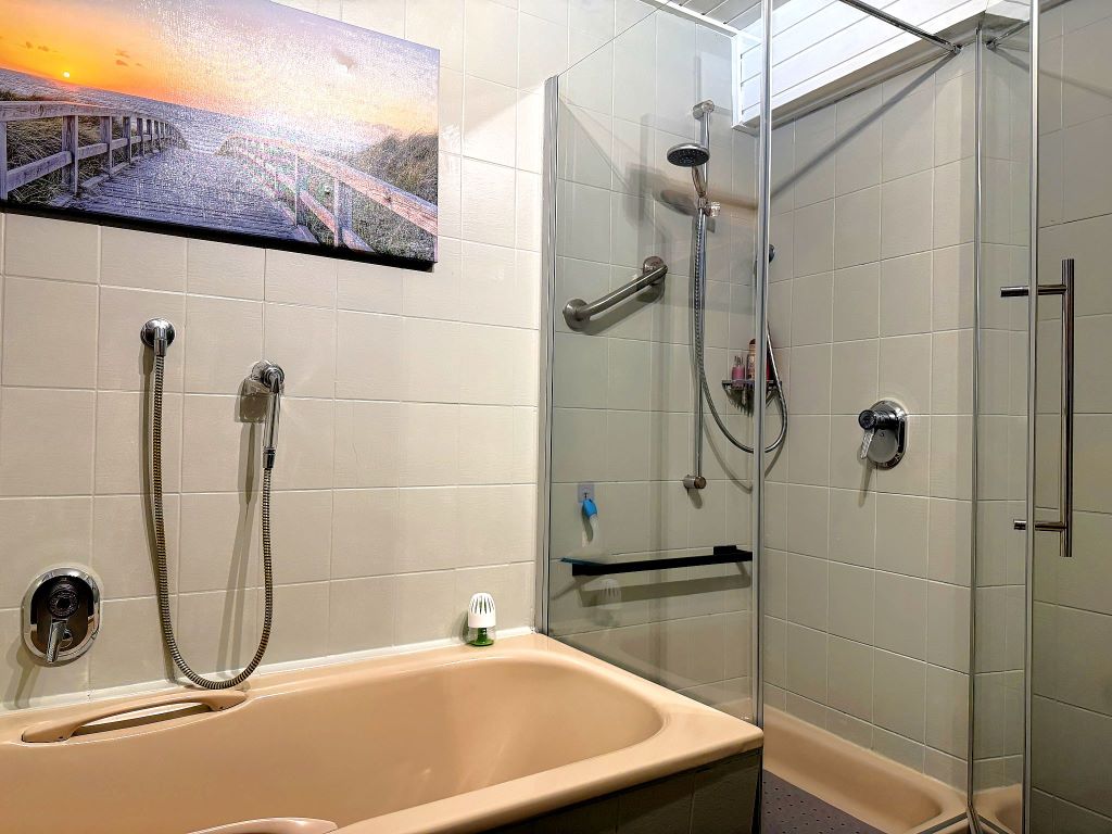 Badewanne und Dusche