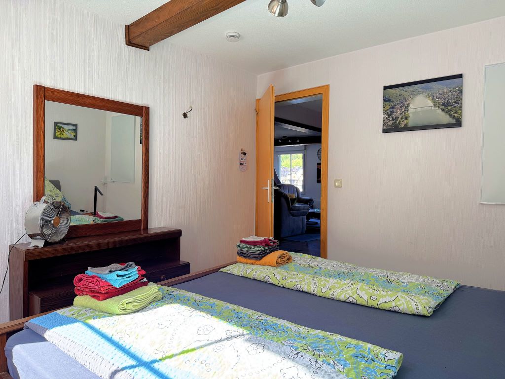 Bett mit Blick in Flur