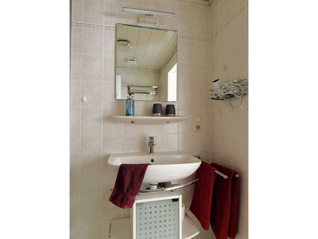Bad Waschbecken und Spiegelschrank